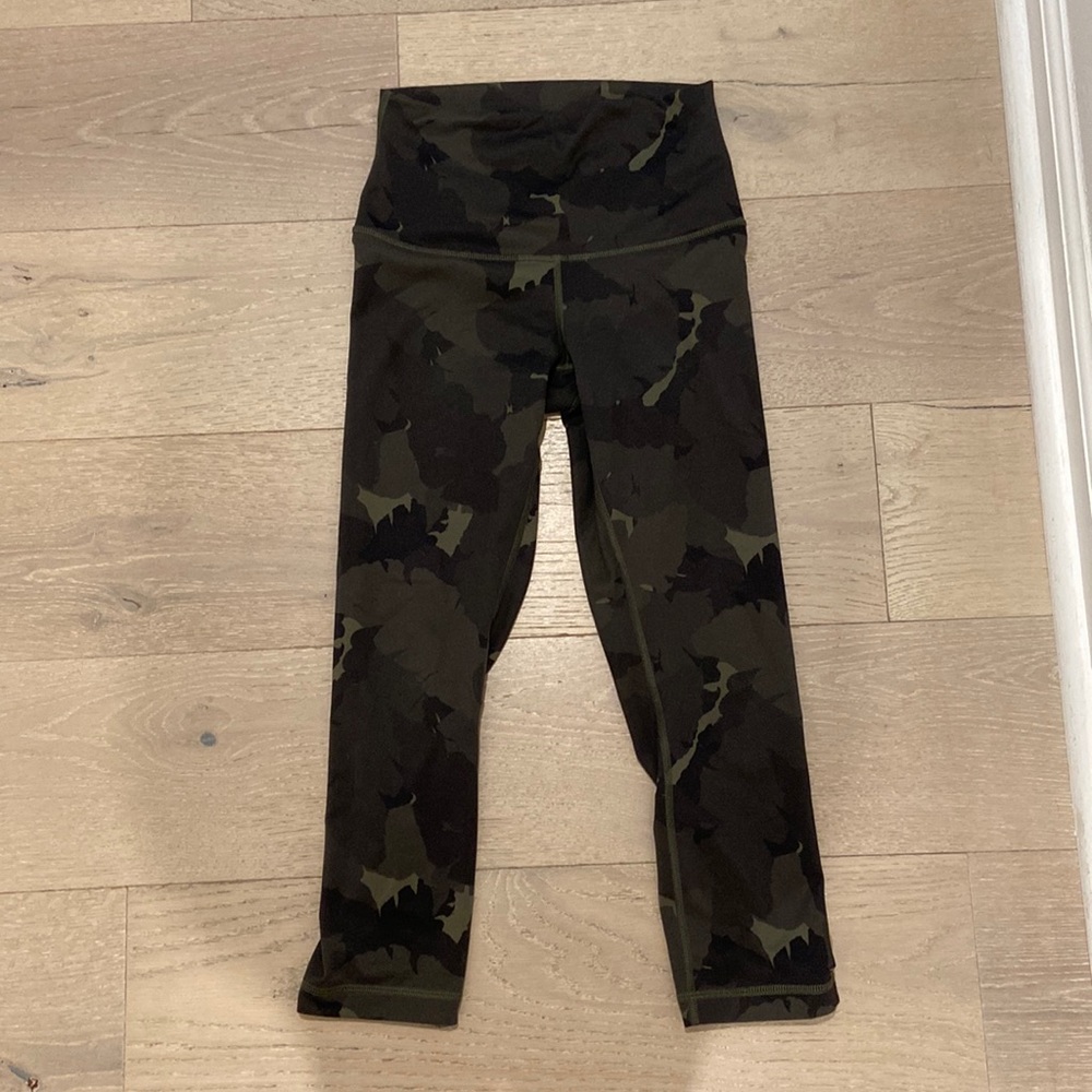 LuluLemon womens 3/4 legging green camouflage